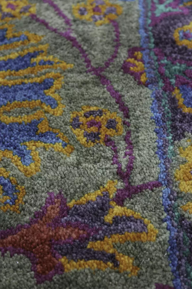 Bashian Wilshire HG130 Somers Taupe Area Rug Close Up