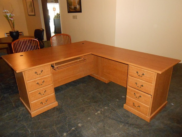 Used Traditional Executive L shape Desk 36'x42'/ Return 24'x48'
