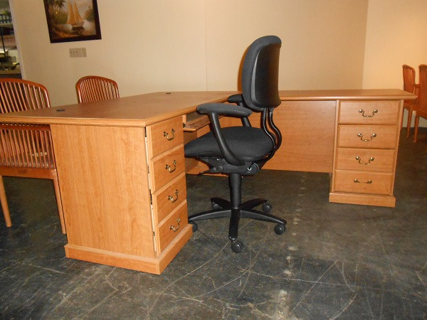 Used Traditional Executive L shape Desk 36'x42'/ Return 24'x48'