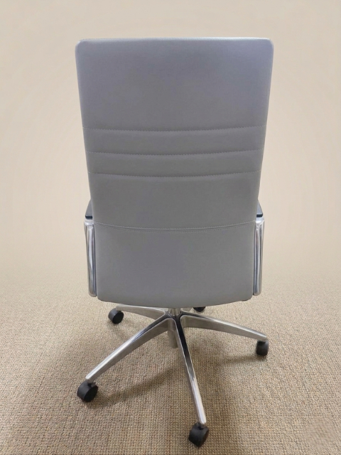 Pre-Owned Mesh Back Task Chair with Black Fabric Seat & Global Conference Chair in Orlando