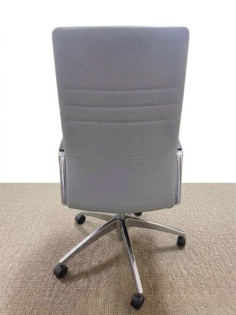 Pre-Owned Mesh Back Task Chair with Black Fabric Seat & Global Conference Chair in Orlando
