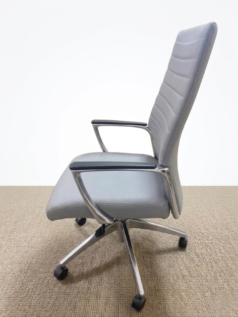 Pre-Owned Mesh Back Task Chair with Black Fabric Seat & Global Conference Chair in Orlando