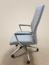 Pre-Owned Mesh Back Task Chair with Black Fabric Seat & Global Conference Chair in Orlando
