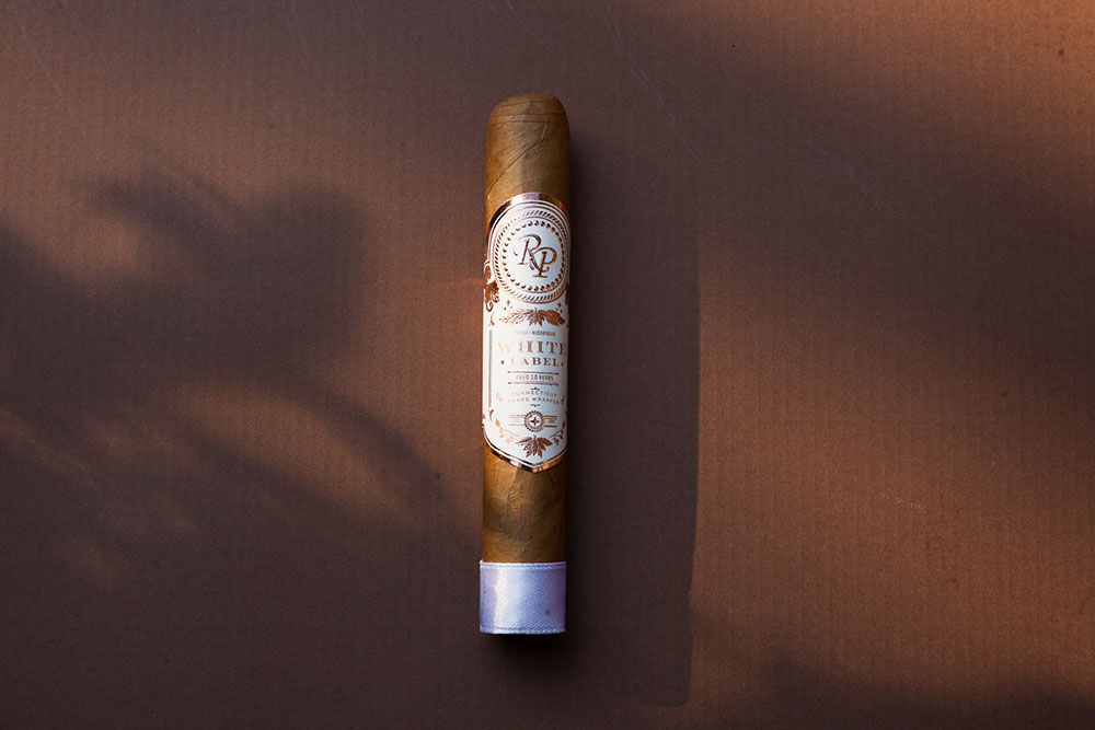 Rocky Patel white label Robusto and Cavalli Cremello white blend pairing