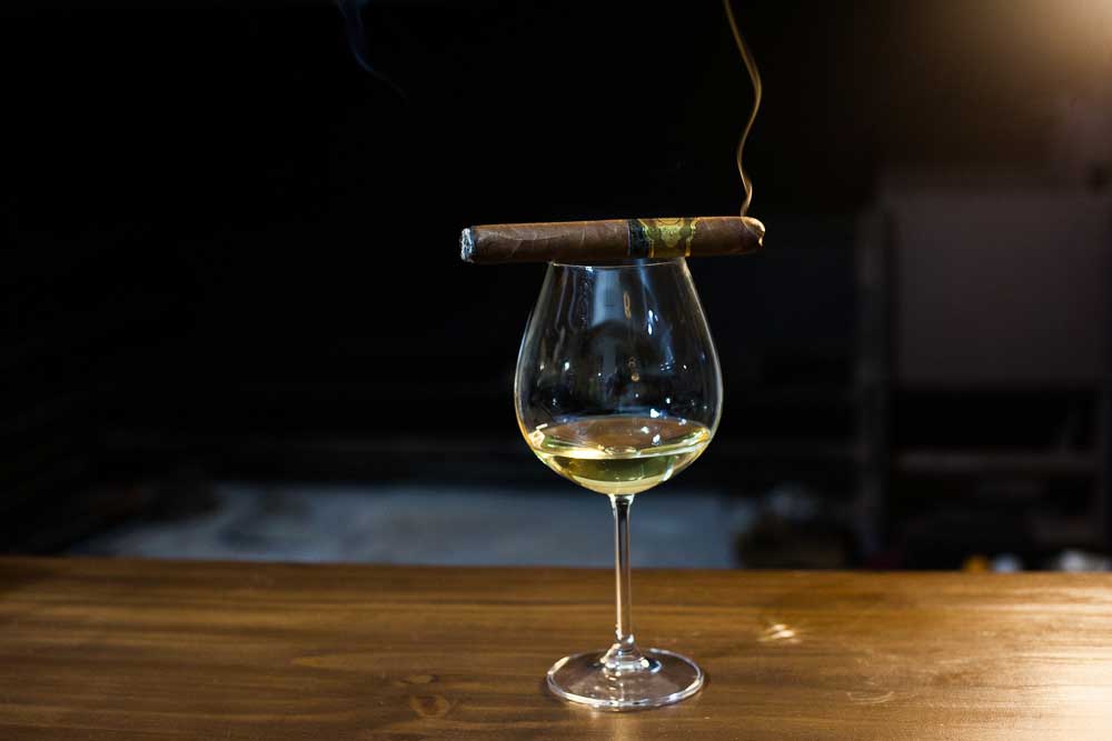 1502 Aniversario cigar paired with Mariana White blend