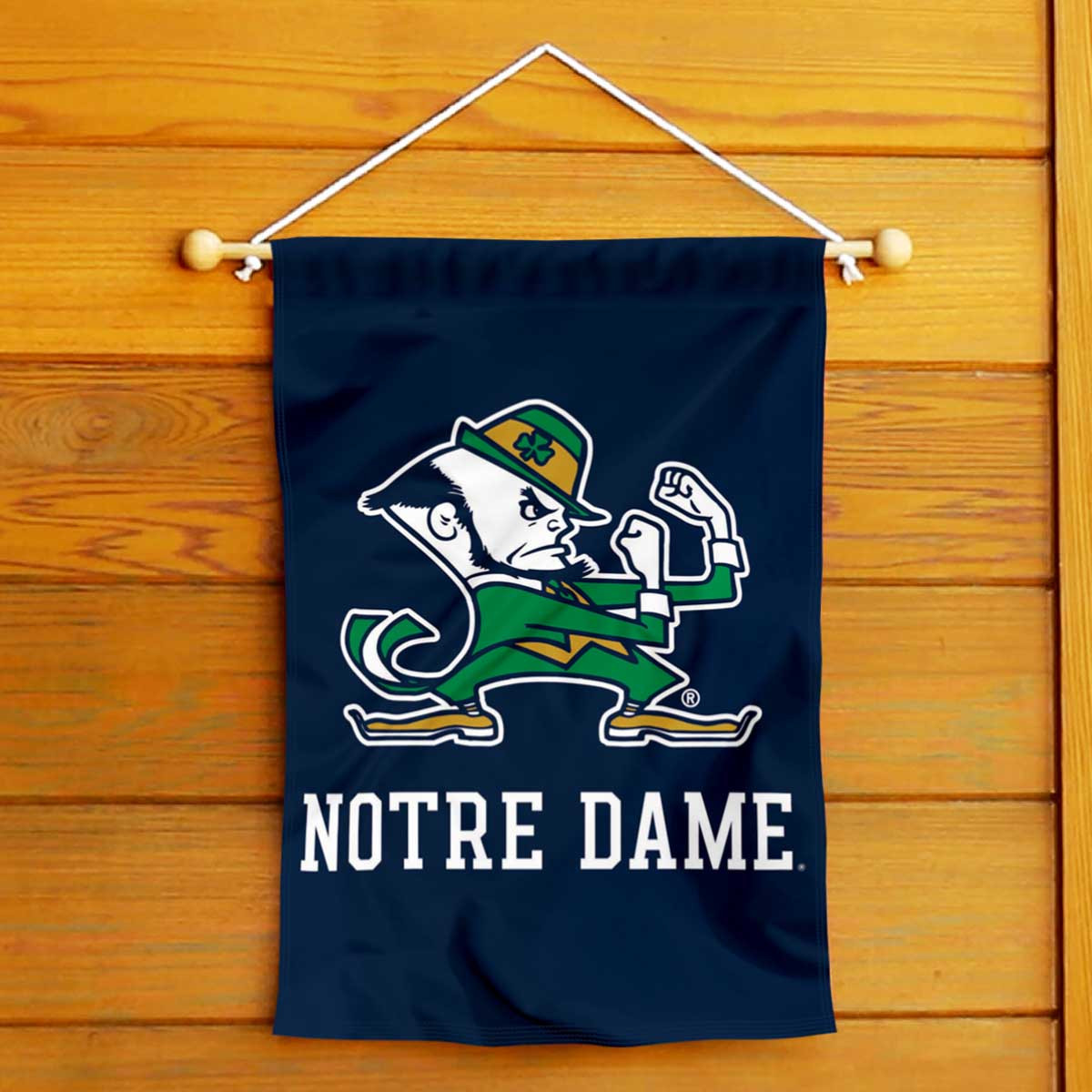 Calcomanía Deportiva Notre Dame WinCraft Notre Dame Fighting Irish Leprechaun Logo Deluxe Flag 3x5 Foot With Grommets Adhesivo Multiuso WinCraft