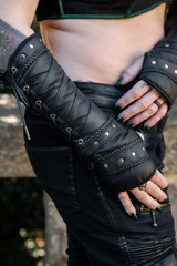 Elderwood Fingerless Gauntlets