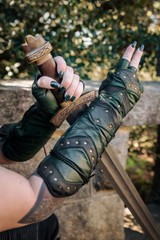 Bramblewood Gauntlets - Dragonseye, Size 7