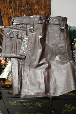 23" Leather V-Cargo - Giantsblood - Size S 23" Leather V-Cargo - Giantsblood - Size S