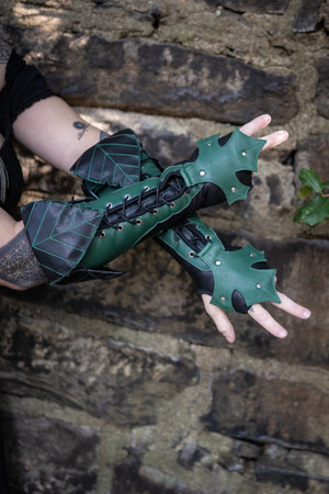 Heartseeker Gauntlets - Valeguard, Size 4