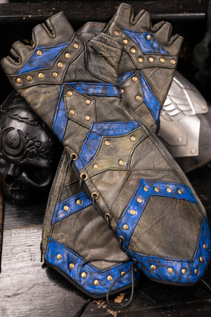 Bramblewood Gauntlets - Golden Reach, Size 4