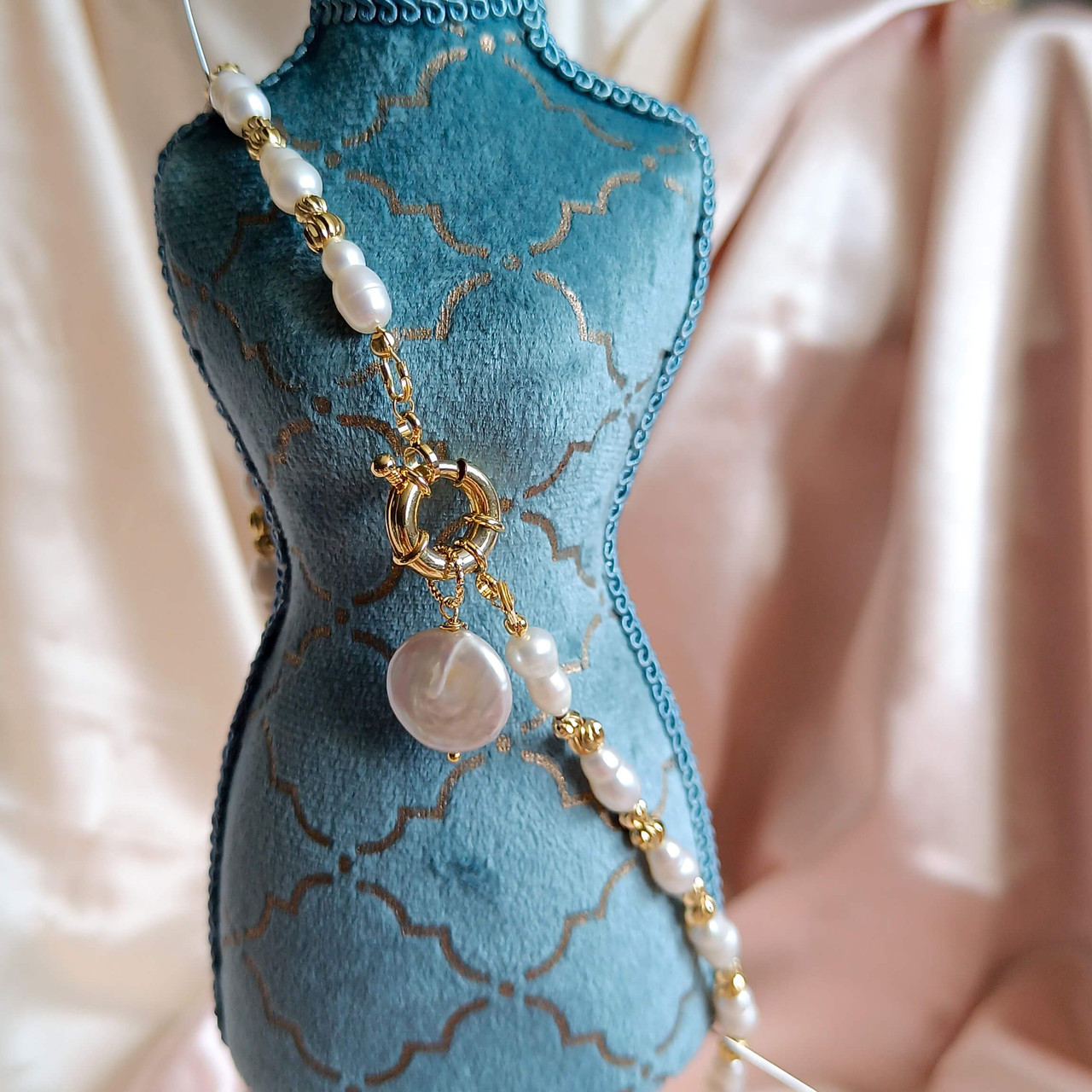 Collier Choker Perles Blanches Irisé - Fermoir Vissé - Longueur 55 Cm - Perles 7 Mm - Occasion Bon état - Sans Marque