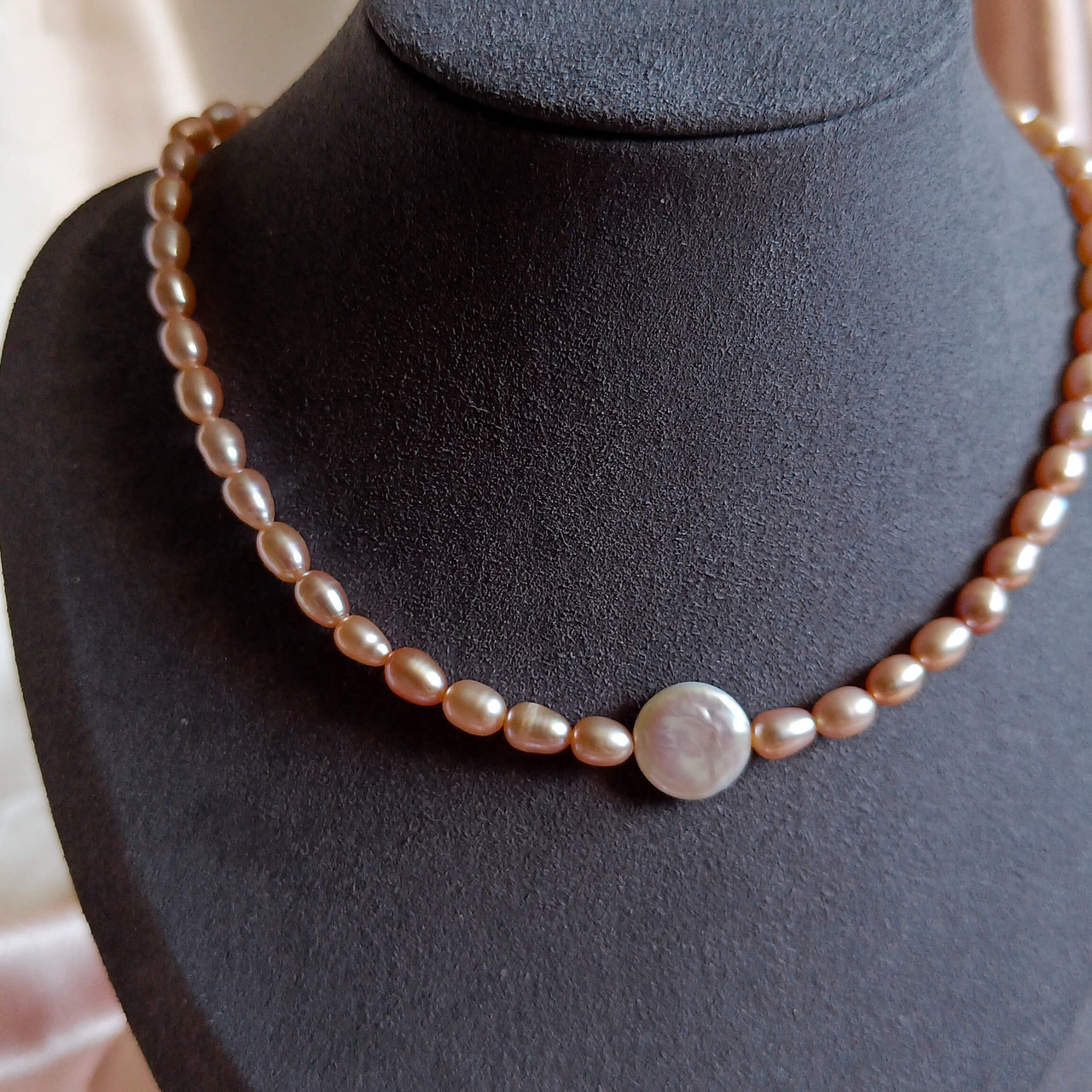 Collier De Perles. Bijou Pour Femmes Image stock - Image du wooden