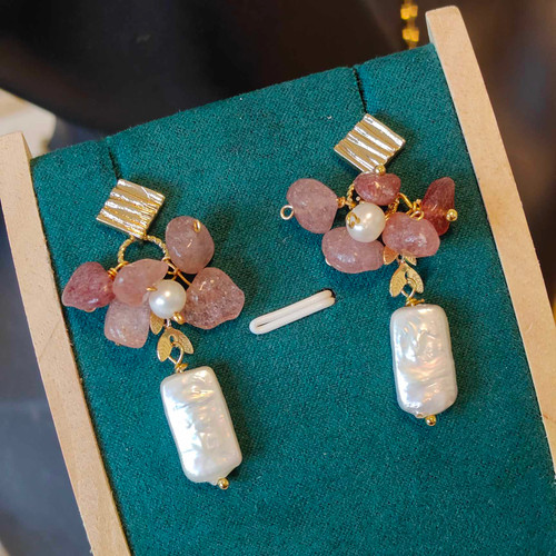 Fleurs Envoûtantes - Boucles d'oreilles Quartz Fraise & Perles Baroques Élégantes