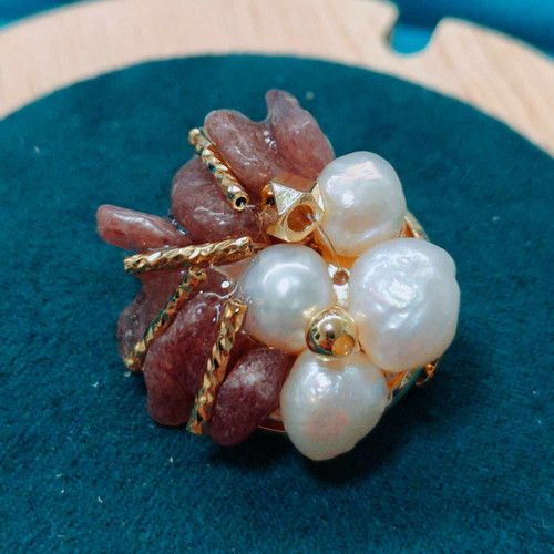 Broche Fleur Artisanale en Perles Baroques et Pierres Naturelles