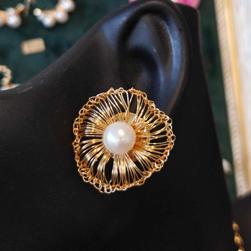 Boucles d'Oreilles "Éclat Solaire" en Dentelle Métallique Minimaliste avec Perle d'Eau Douce Centrale Idéales pour Élégance Quotidienne