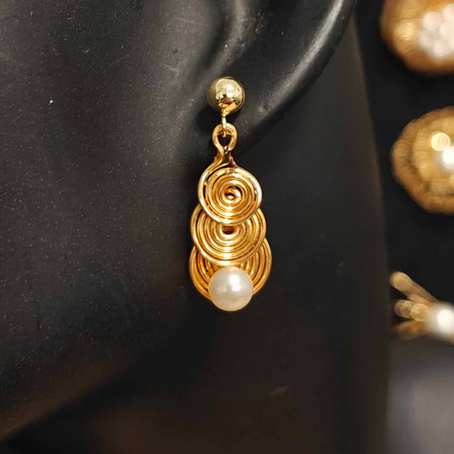 Boucles d’Oreilles Sculptées Spirale en Wire Art – Anneaux d'Or Concentriques et Perle d'Eau Douce
