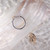 bague ajustable en argent 925 et plaqué rhodium, mettant en valeur une belle citrine ronde et des pierres latérales en zircon.