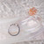 bague ajustable en argent 925 et plaqué rhodium, mettant en valeur une belle citrine ronde et des pierres latérales en zircon.