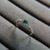 bague ajustable en 925 argent et plaqué rhodium, ornée d'une topaze bleue ronde de 4 mm et de zircons latéraux