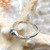 bague ajustable en 925 argent et plaqué rhodium, ornée d'une topaze bleue ronde de 4 mm et de zircons latéraux