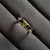 bague ajustable en argent 925 avec pierre de péridot ovale évoquant la beauté naturelle des forêts luxuriantes, et une forme unique en bambou.