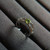 bague ajustable en argent 925 avec pierre de péridot ovale évoquant la beauté naturelle des forêts luxuriantes, et une forme unique en bambou.
