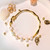 bracelet moitié jonc, moitié perle en plaqué or avec des perles baroques blanches en forme de pomme de terre.