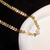 collier ras du cou en plaqué or avec pendentif en perle et chaîne feuille, ajoute un fermoir à ressort Lobster en plaqué or.