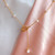 Collier de perles de luxe fabriqué à la main, avec des perles et des chaînes plaquées or connectées alternativement, orné d'un pendentif en perle unique.