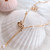 Collier de perles de luxe fabriqué à la main, avec des perles et des chaînes plaquées or connectées alternativement, orné d'un pendentif en perle unique.
