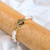 Bracelet en perles baroques aux couleurs estivales avec fermoir toggle chic en plaqué or.