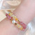 bracelet jonc inoxydable avec quartz de fraise, citrines, perles baroques et accessoires dorés