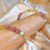 bracelet jonc inoxydable avec quartz de fraise, citrines, perles baroques et accessoires dorés