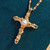 Pendentif Croix en Wire Art Sculpté – Perle d'Eau Douce et Structure Fil d'Or Façonnée à la Main