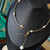 Choker "Ligne d'Or" – Collier Architectural en Acier à Mémoire, Perles et Fermoir Magnétique