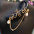 Manchette d'Oreille "Volute Royale" – Bijou Artisanal en Fil Doré avec Chaîne et Perles Baroques Sans Perçage pour un Style Audacieux et Luxueux