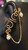 Manchette d'Oreille "Volute Royale" – Bijou Artisanal en Fil Doré avec Chaîne et Perles Baroques Sans Perçage pour un Style Audacieux et Luxueux