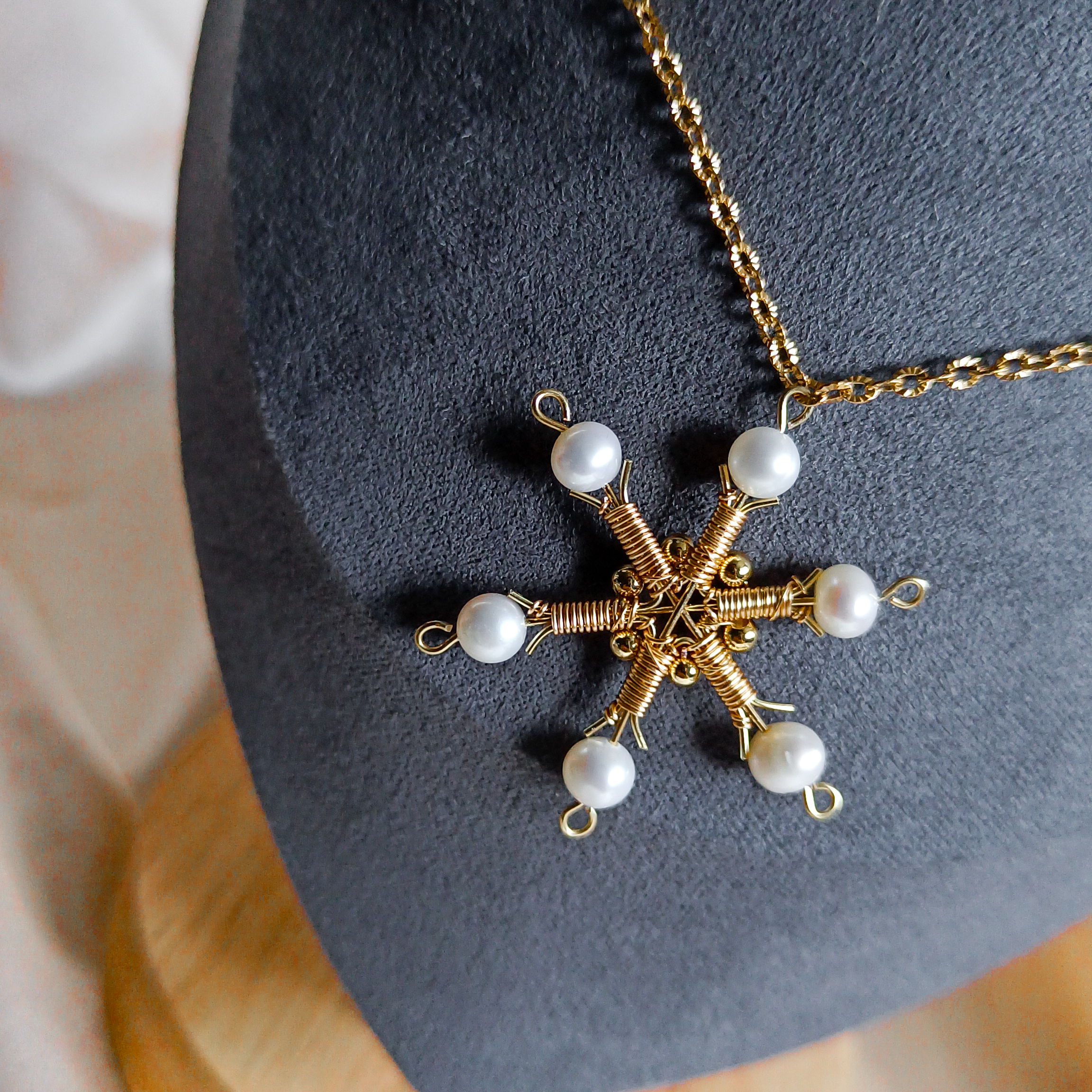 Élégance Hivernale - Collier Pendentif Flocon de Neige en Or | Bijoux Artisanaux
