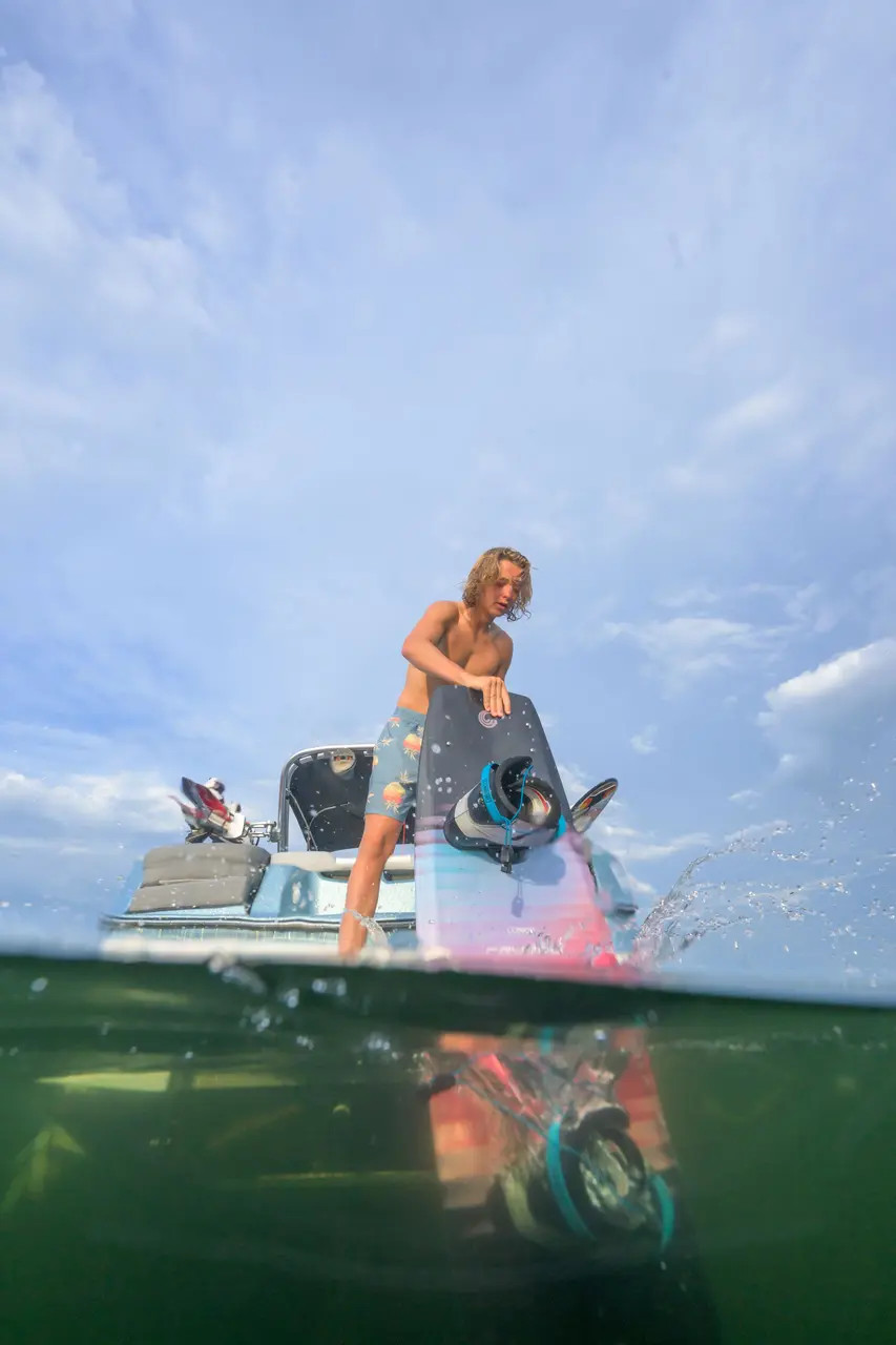close-up of Connelly Reverb Wakeboard lifted rail between bindings