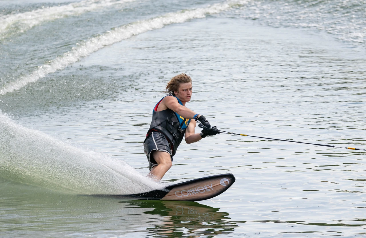 Skiier carving on 2027 Connelly Big Daddy