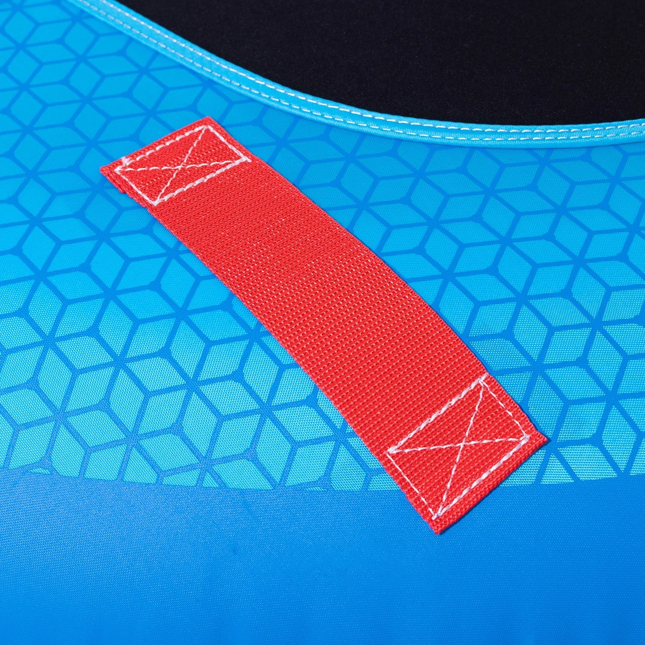 Pull-up boarding straps on the O’Brien Screamer 1-person boat tube