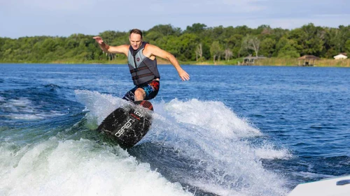 Carving on O’Brien Driver wakesurf board
