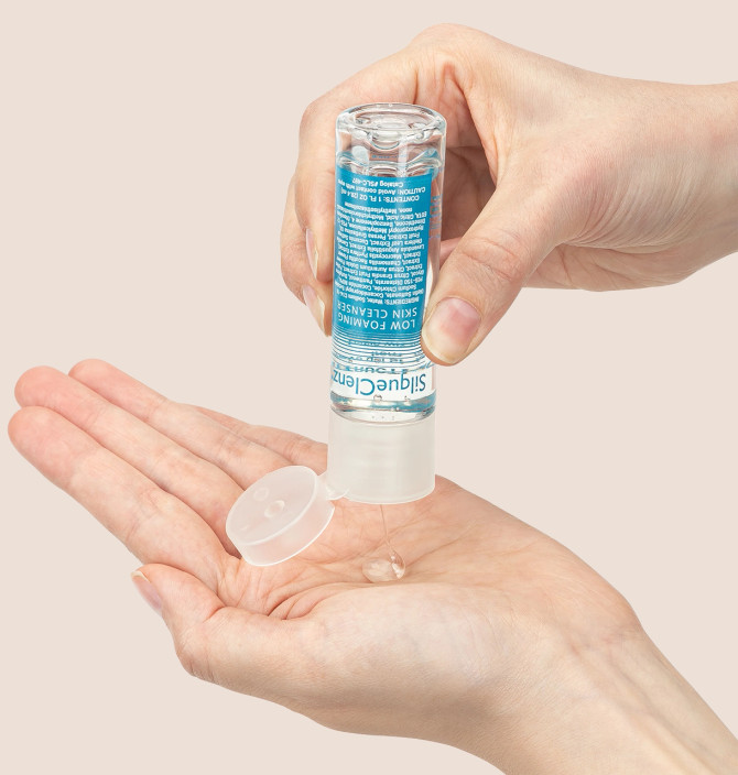 SilqueClenz by Biodermis is a specialised, pH-balanced cleanser formulated for post-surgical care. Safe for use on healing skin and scar tissue, it gently removes debris and bacteria without compromising silicone-based scar treatments or dressings.
