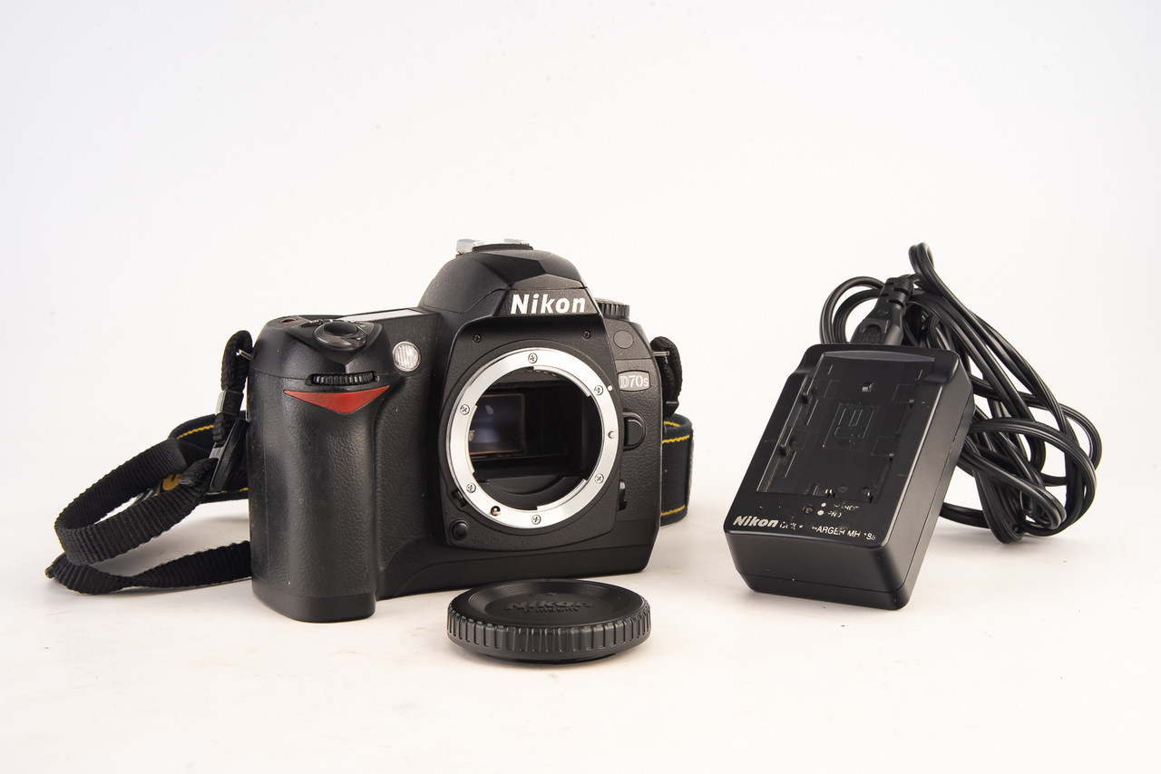 Nikon D70s 6.1MP Digital SLR Camera Body with Cap Battery 