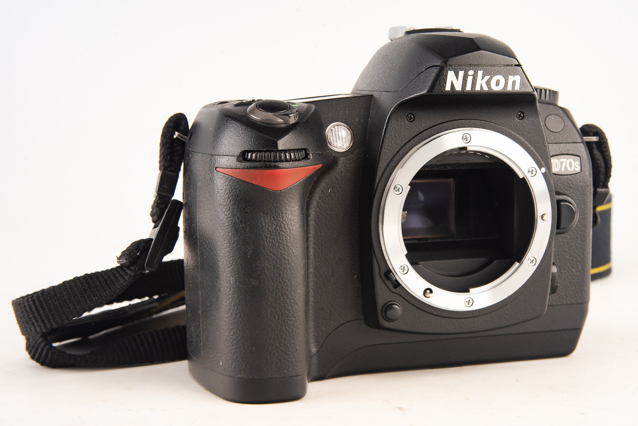 Nikon D70s 6.1MP Digital SLR Camera Body with Cap Battery