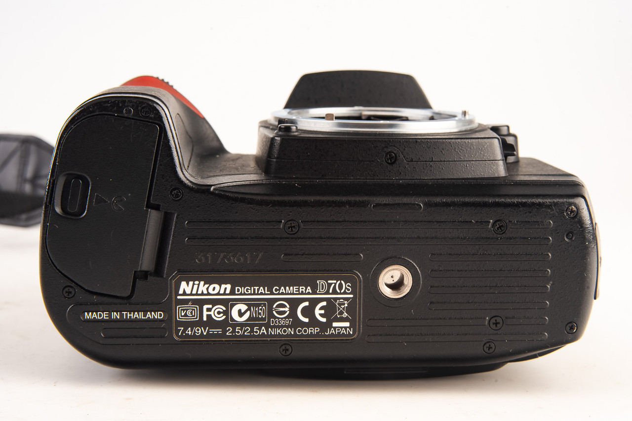 Nikon D70s 6.1MP Digital SLR Camera Body with Cap Battery
