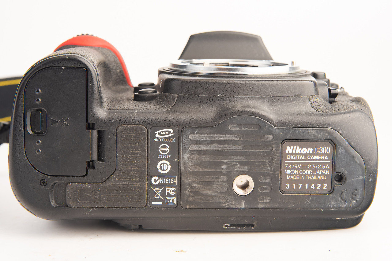 Nikon D300 12.3 MP Digital SLR Camera Body with Strap Cap Battery