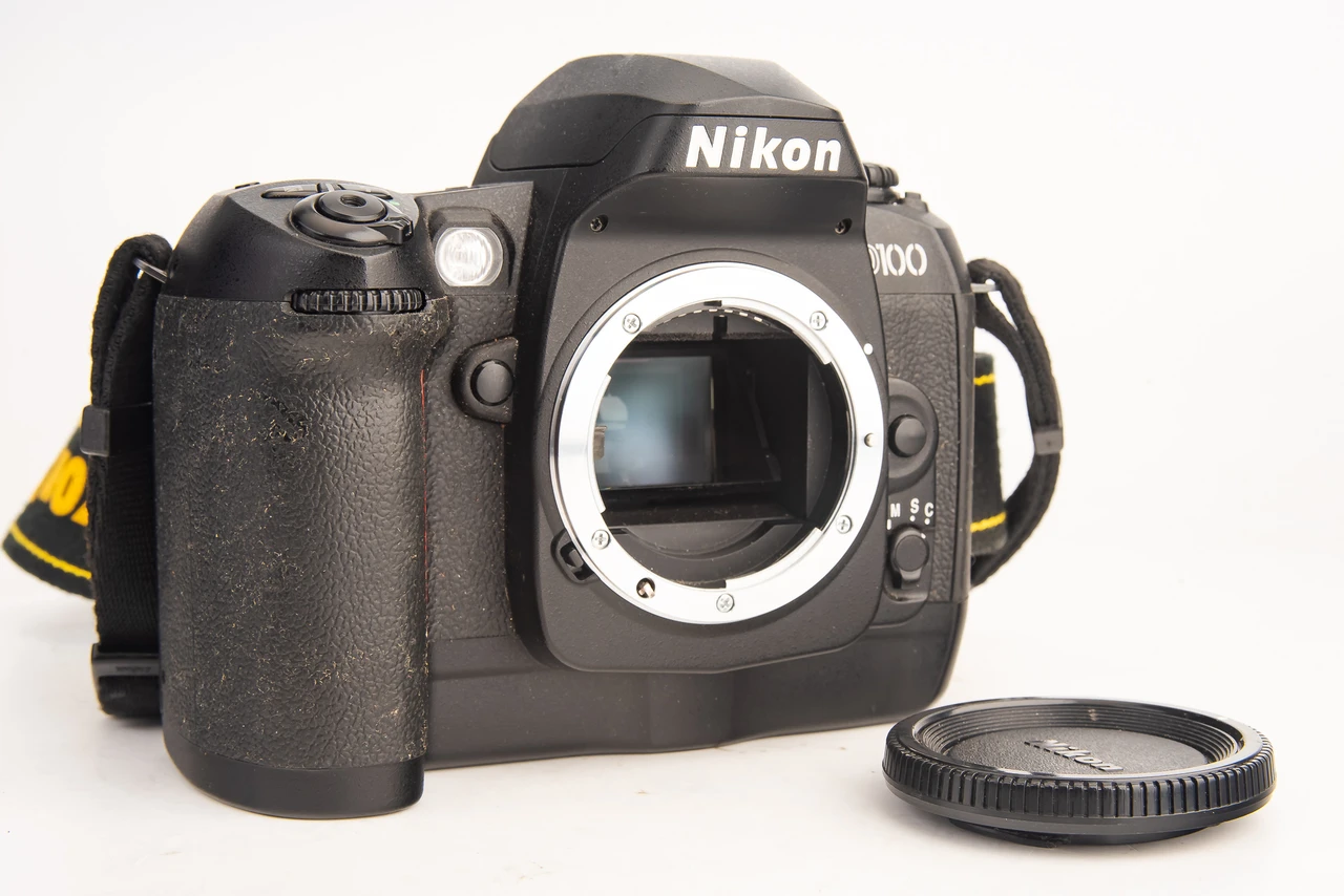 Nikon D100 6.1 MP Digital SLR Camera Body with Strap Cap Battery