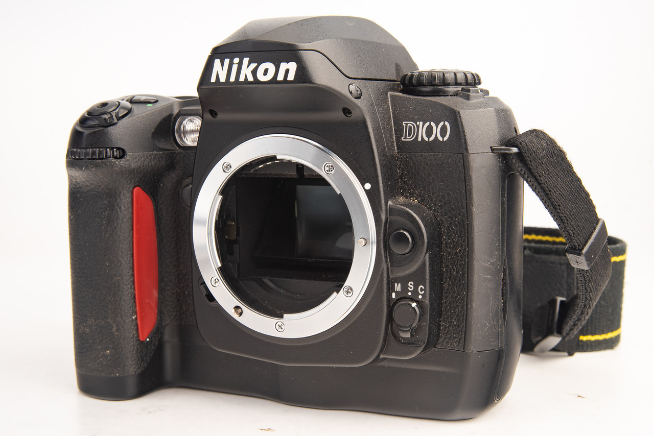 Nikon D100 ボディ Nikon D100 6.1 MP Digital SLR Camera Body with Strap Cap Battery